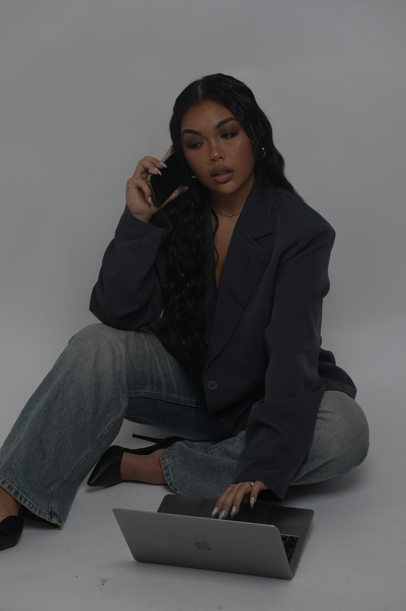 Deux femmes montrant leurs ongles